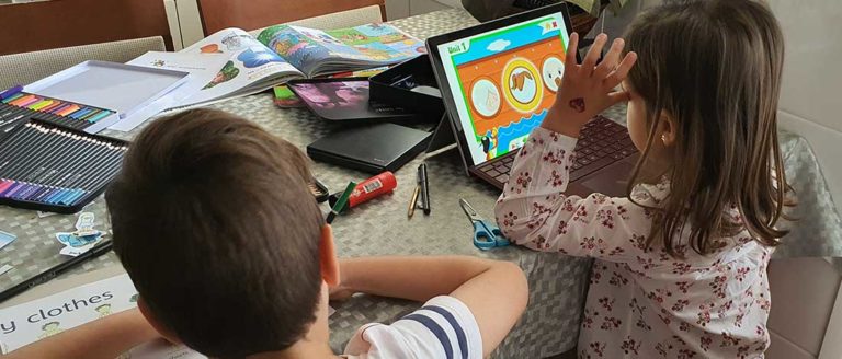 Imagen de una niña y un niño haciendo manualidades con un ipad